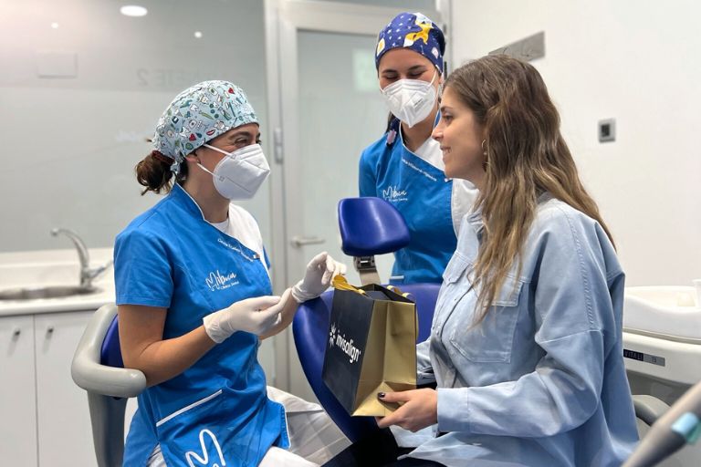 ¿Qué es mejor usar brackets o invisalign?